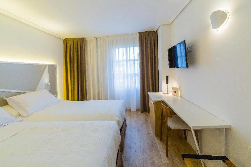 Hospedium Hotel Canitas Maite Gastronomico Касас Ибанес Екстериор снимка